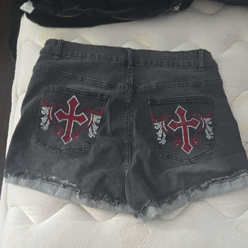 ROMWE High Waist Gray Shorts with Red Embroidered Cross